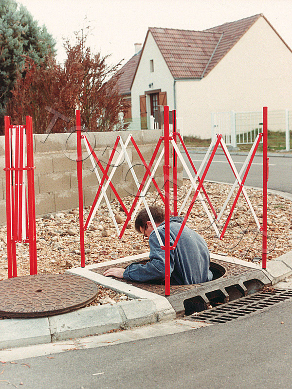 Barierka nożycowa studzienkowa