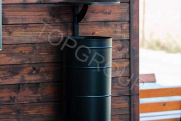 Kosz na śmieci miejski z daszkiem na ścianę